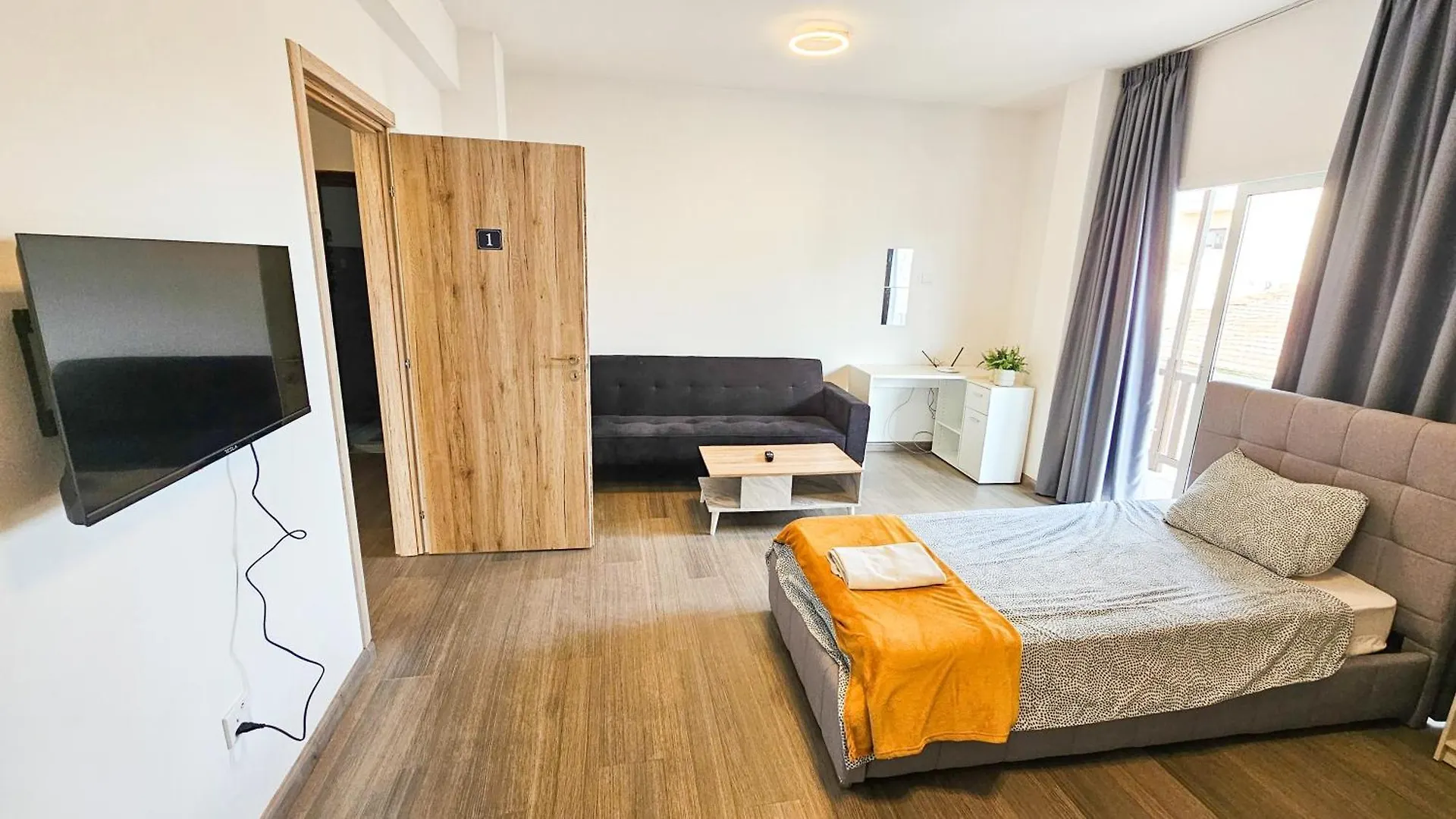 Downtown Rooms, 200M From Marina Beach Larnaca